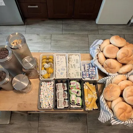 Helvetia - Private And B&B 바르샤바